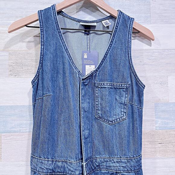 Universal Thread Curved Leg Denim Jumpsuit Medium Wash Sleeveless Womens 00 - Picture 2 of 8